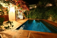  Vacation Hub International | Acorn House Food