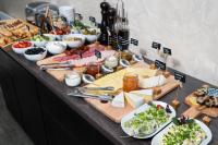  Vacation Hub International | Hotel Amberton Cozy Food