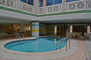  Vacation Hub International | Queens Hotel Food