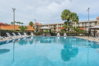  Vacation Hub International | Quality Inn & Suites Kissimmee By The Lake Food