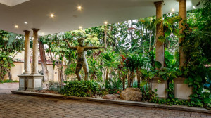  Vacation Hub International | Christies at 32 on Russell Food