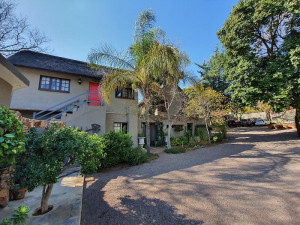  Vacation Hub International | Waterhouse Guest Lodge in Waterkloof - Lawley street Food