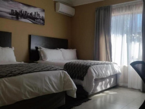  Vacation Hub International | La Bronze Boutique Hotel Food