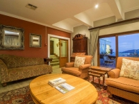  Vacation Hub International | Madison Manor Boutique Hotel Lobby