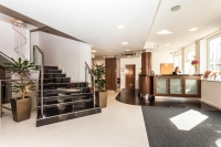  Vacation Hub International | Ambassadors Hotel Lobby