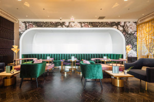  Vacation Hub International | Essex Inn Lobby