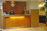  Vacation Hub International | Hotel Highway Inn Lobby