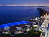  Vacation Hub International | Radisson Blu Hotel Waterfront Lobby