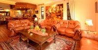  Vacation Hub International | The Woodpecker Inn Lobby