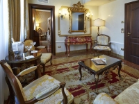 Vacation Hub International | Canal Grande Lobby