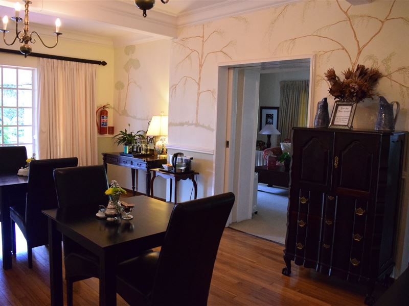  Vacation Hub International | Edward House Lobby