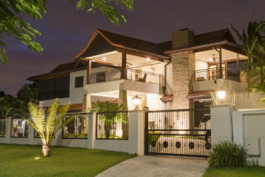  Vacation Hub International | Five Burnham Lobby