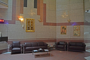  Vacation Hub International | Queens Hotel Lobby