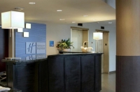  Vacation Hub International | Holiday Inn Express Philadelphia Penns Landing Lobby