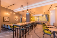  Vacation Hub International | Thistle Express Luton Lobby