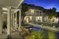  Vacation Hub International | Three Boutique Hotel Lobby