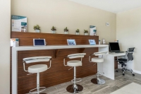  Vacation Hub International | Quality Inn & Suites Kissimmee By The Lake Lobby
