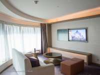  Vacation Hub International | Royal Plaza Hotel Lobby
