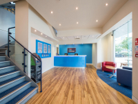  Vacation Hub International | Travelodge London Docklands Lobby
