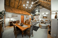  Vacation Hub International | 50onShepherd Guest House Lobby