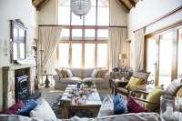  Vacation Hub International | 43 On SandStone Lobby