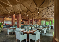  Vacation Hub International | Splash Beach Resort Lobby