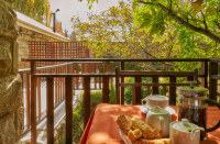  Vacation Hub International | Sir Henry's Guesthouse Lobby
