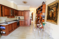  Vacation Hub International | Rome Kings Suite Lobby