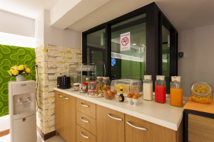  Vacation Hub International | Patong Max Value Hotel Lobby