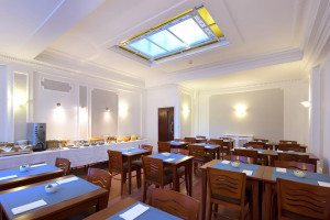  Vacation Hub International | Astor Court Hotel Lobby