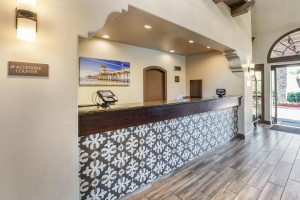  Vacation Hub International | Comfort Inn & Suites Orange County John Wayne Airport Lobby