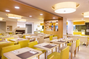  Vacation Hub International | Holiday Inn Muscat al Seeb Lobby