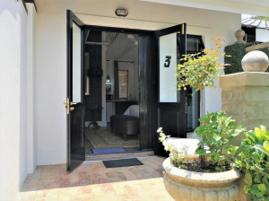  Vacation Hub International | At 98 on Lynburn Guest House Lobby
