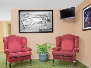  Vacation Hub International | Super 8 by Wyndham Shelbyville Lobby