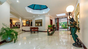  Vacation Hub International | Christies at 32 on Russell Lobby
