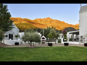  Vacation Hub International | Goodings Groves Olive Farm Lobby