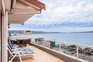  Vacation Hub International | On Deck Self-catering Accommodation Lobby