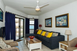  Vacation Hub International | The Bay 15 Lobby