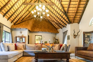  Vacation Hub International | Re a Lora Lodge Lobby