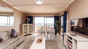  Vacation Hub International | Beach Daze Lobby