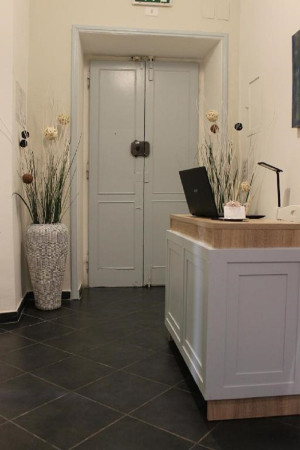  Vacation Hub International | Little Rose Rooms Lobby
