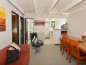  Vacation Hub International | Falls Motel & Waterfront Campground Lobby