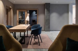  Vacation Hub International | Hotel Continental Lobby