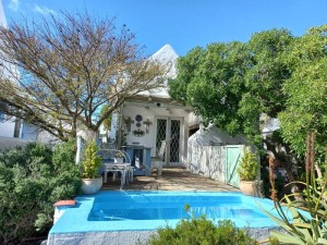  Vacation Hub International | Hocus Pocus Cottage Lobby