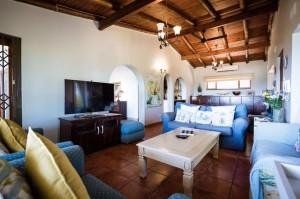  Vacation Hub International | 4 Bedroom Rustic House on 4th Ave Lobby
