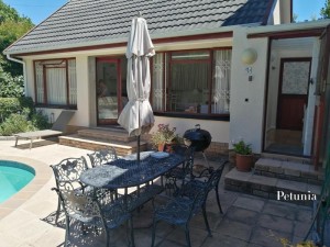  Vacation Hub International | Pinoak Cottages - Constantia Lobby