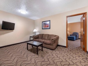  Vacation Hub International | Best Western Campbellsville Inn Lobby