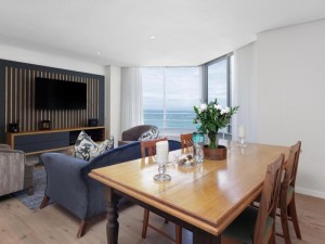  Vacation Hub International | Sunsets on Beach Lobby