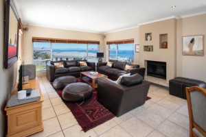  Vacation Hub International | Ocean View living Lobby