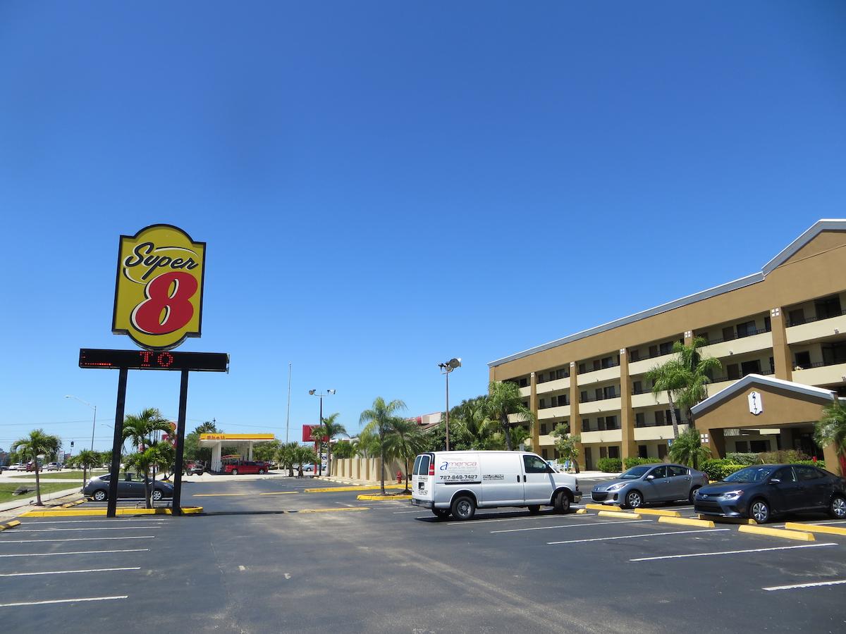 Vacation Hub International - VHI - Super 8 by Wyndham Fort Myers